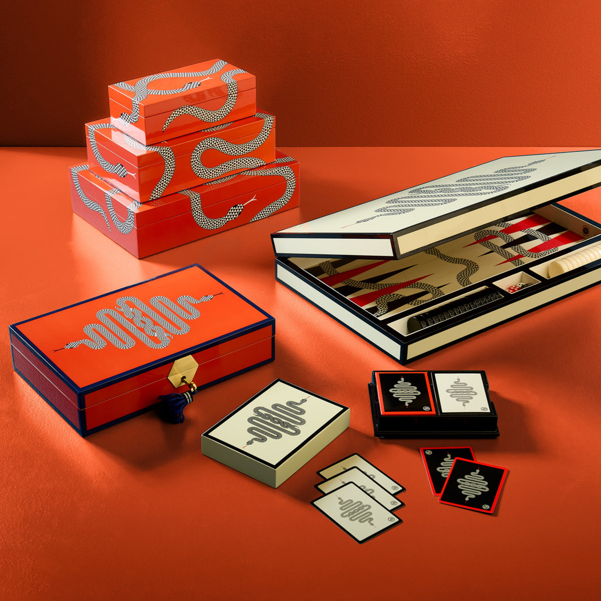 eden backgammon set lacquer black red white closed - style view