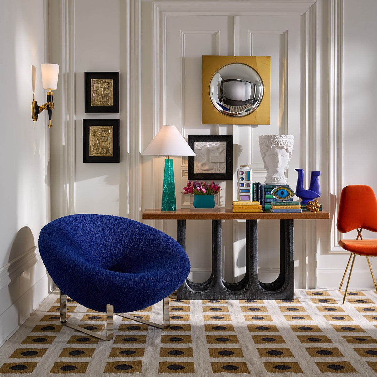 Aphrodite Vase with Saturn Lounge Chair
